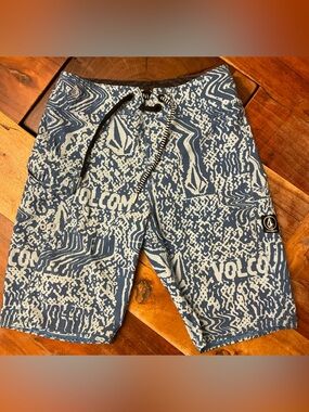 Volcom Blue and White Abstract Pattern board Shorts, size 22
